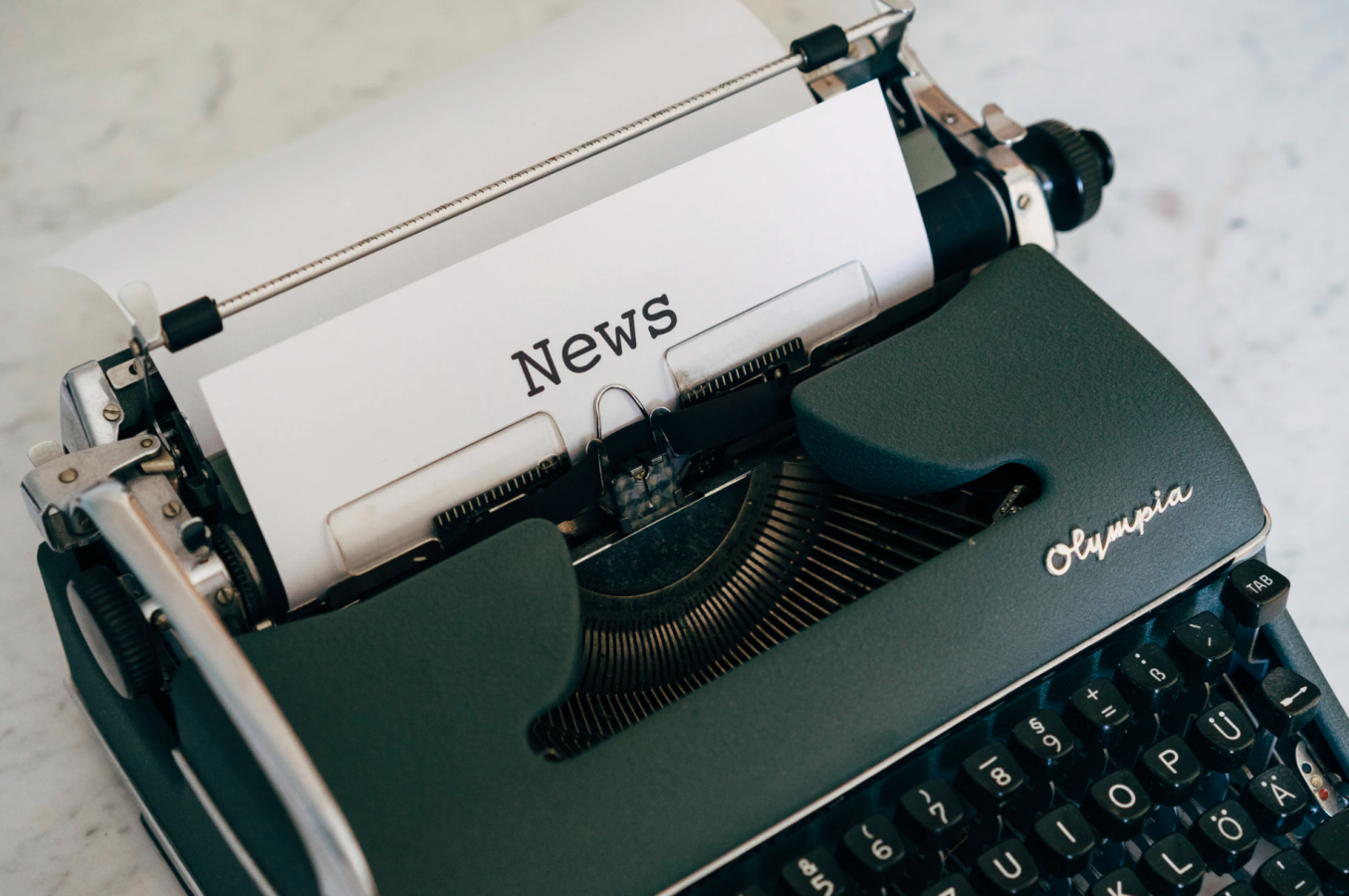 Schreibmaschine aus der ein Blatt mit der Aufschrit "News" kommt